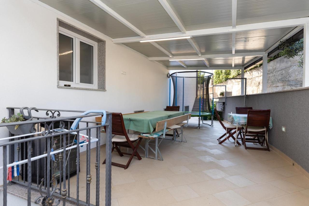 Apartment Duce 5973B Omiš Esterno foto